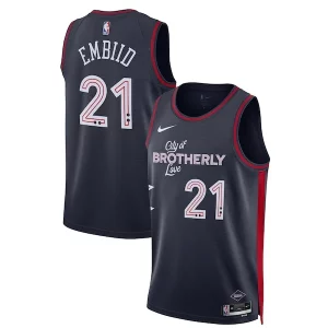 Eccezionale Pratico Joel Embiid Philadelphia 76ers Nike Unisex 2023/24 Swingman Jersey Navy City Edition